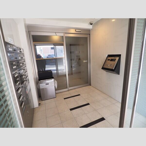 UTステージ横浜吉野町 エントランス(オートロック・集合ポスト・宅配ボックス・防犯カメラ)