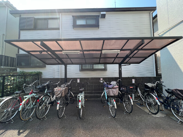 ゴールドパレス菅野3階 屋根付き駐輪場