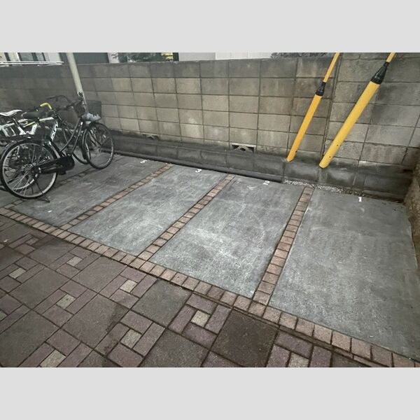 メゾン・ド・シャテーヌ バイク置き場