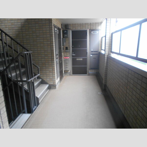 ヴェリタ サクラーレ203号室 二階共用部廊下