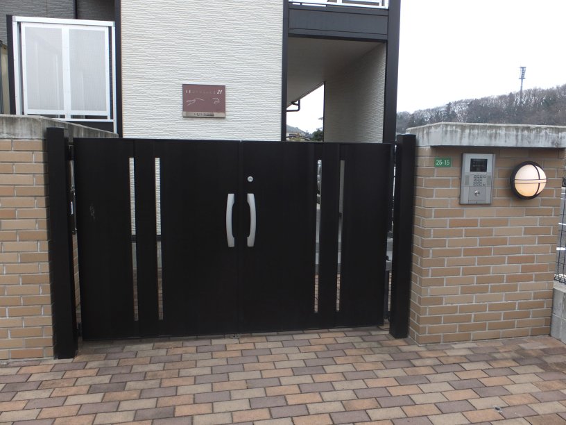 レオパレスバンリュ209号室 オートロックゲート付き。