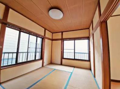 新座栄戸建て 大きい窓の和室は風通りも良く快適