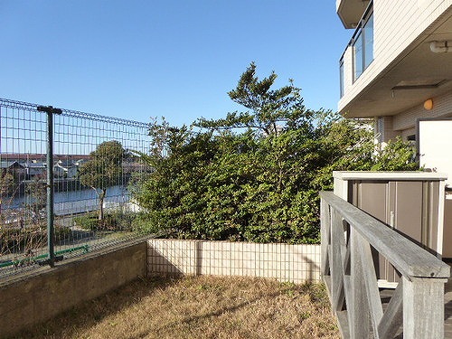 ライオンズタワー片瀬江ノ島1階 専用庭　※2023年1月撮影