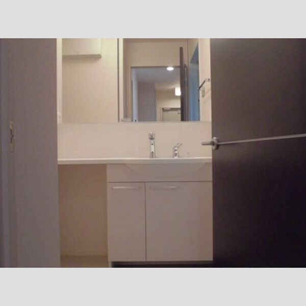 グランイーグルB301号室 ♪洗面所の鏡の大きさをご覧ください♪