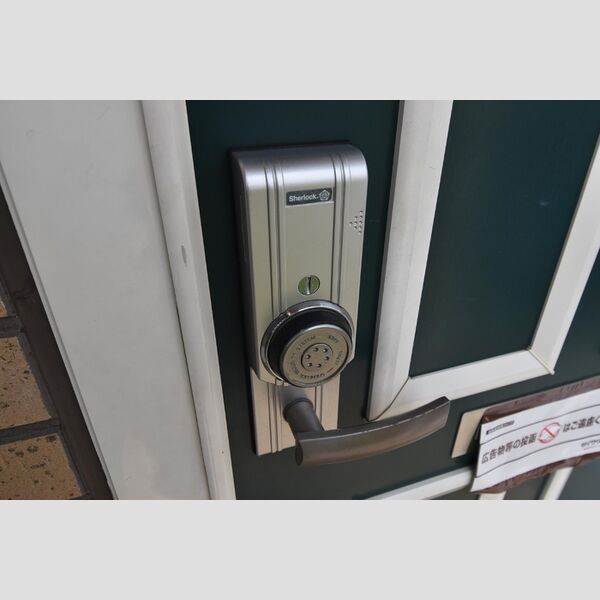 アーク・ド・ルミエール106号室 玄関ドア(鍵はシャーロック社製カードキーです)