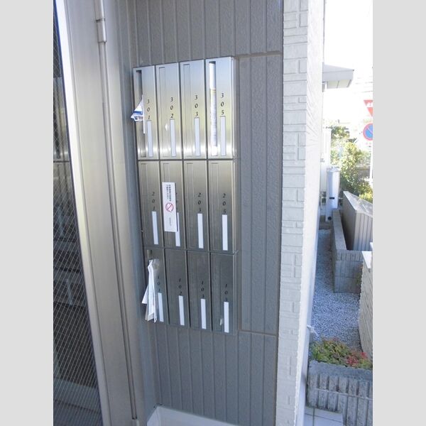 ソラーレ102号室 集合ポスト