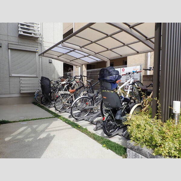 ヴィラージュ101号室 駐輪場
