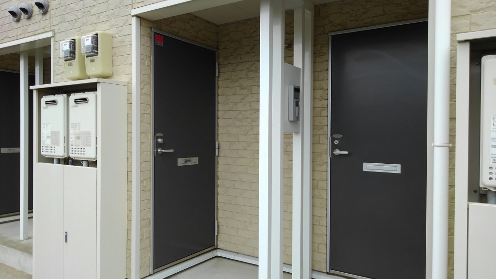 レオパレスキャトル　セゾン 2階の玄関も1階にあります