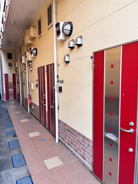 ユナイト生麦ジョージ・オーウェル 共用廊下　※実際の使用状況とは異なります(現況優先)