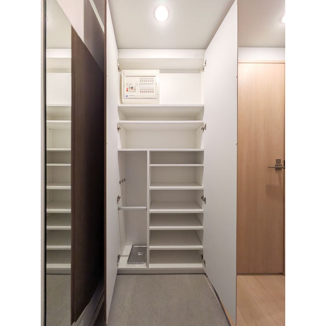 コスモグラシア内神田 玄関