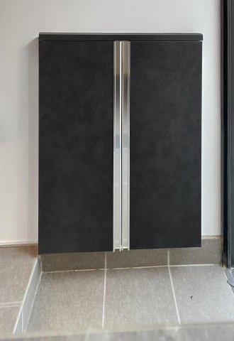 ザ・浅間台202号室 通常9足、最大18足収納可能。かっこいいマットブラック調です