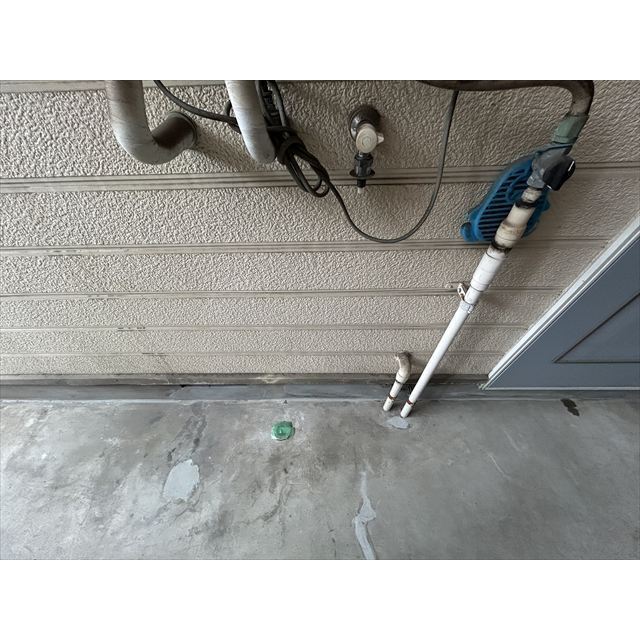 エスコーポ101号室 洗濯機置き場(屋外・玄関横)