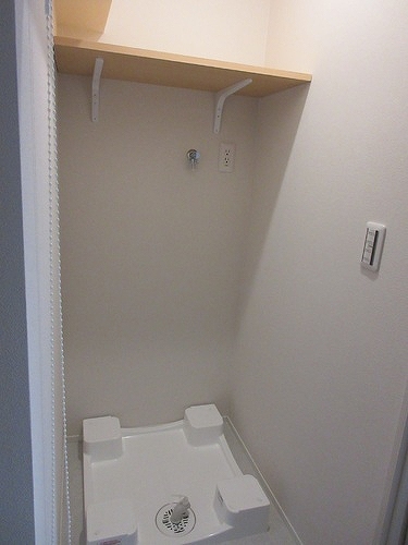 東陽町住宅 洗濯機置場　※2025年12月撮影