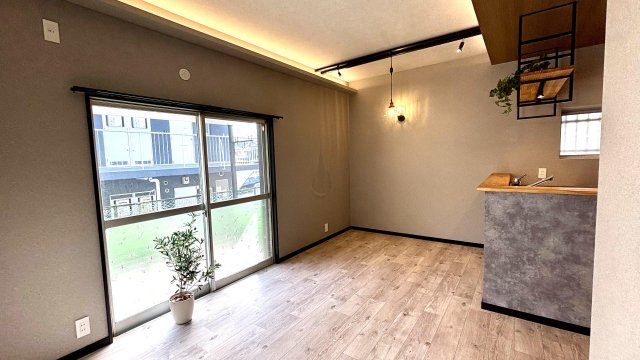 モダンカフェ Kitchen House羽村 リビングの外には屋根付きのテラス