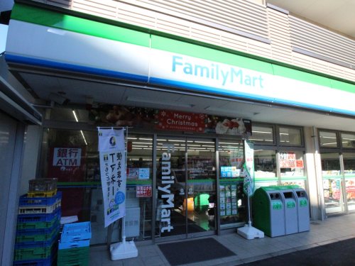 コンシェリア新宿Ｎｏｒｔｈ Ｆｒｏｎｔｉｅｒ 【コンビニエンスストア】ファミリーマート 新宿税務署通り店まで15ｍ