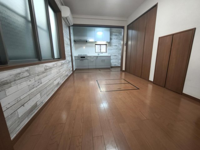 新宿区早稲田戸建 リビングです。キッチンと空間を仕切ることができます。
