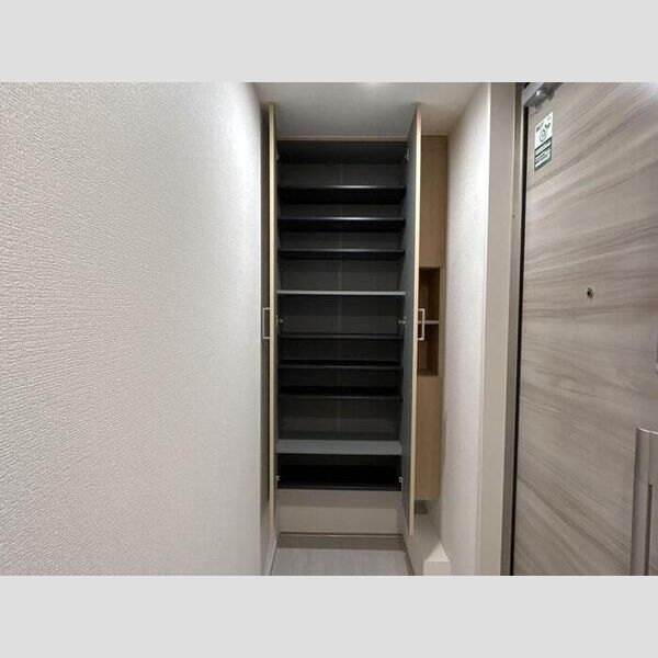 セレスティア西綾瀬205号室 シューズボックス