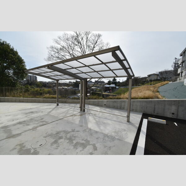 ラ・ヴィエルジュ 屋根付き駐輪場