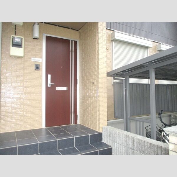 ラ・レアール・パス101号室 玄関