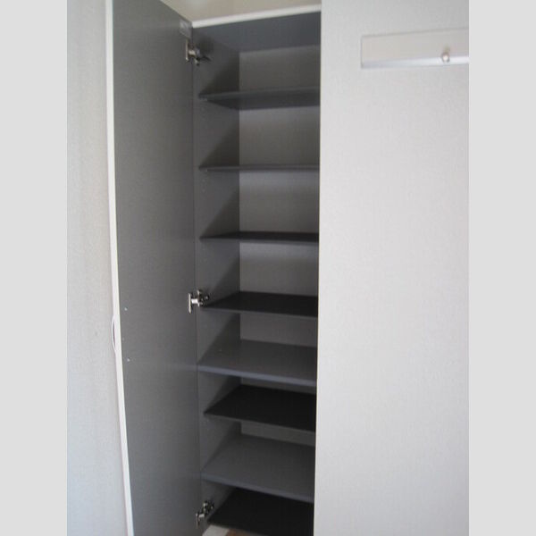 フルール谷中102号室 玄関には大容量のシューズボックス!