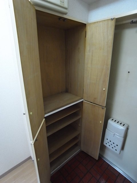 セザール池袋要町 靴入