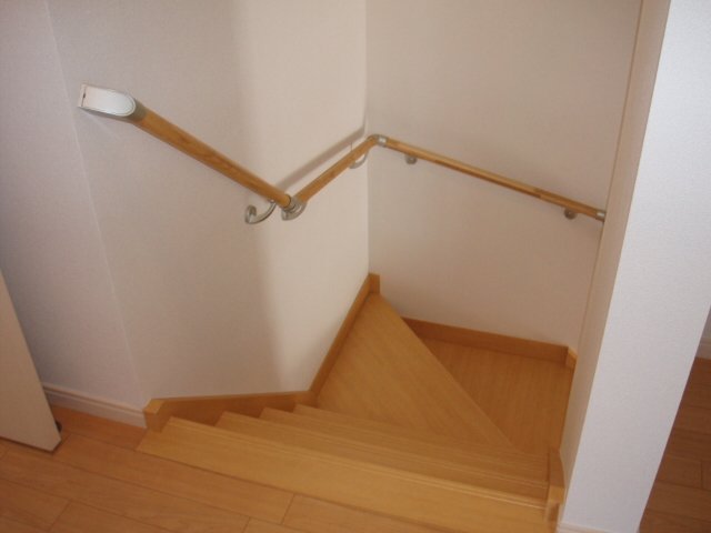 パインテール203号室 　階段（イメージ）