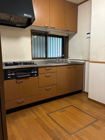 ペットと暮らす　ふじみ野　庭付き戸建て グリル付き3口コンロ　システムキッチン　