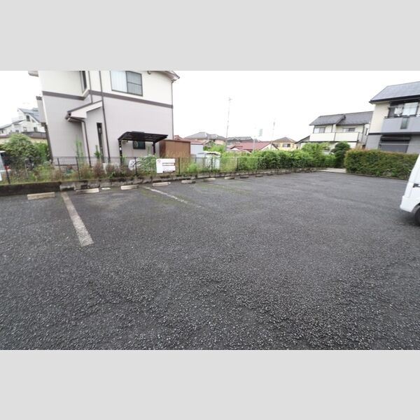 ヴィルヌーブ　A/B/C 駐車場