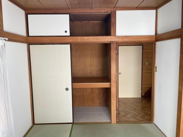 KASHIWA BLUE TERRACE B5 1階和室　押し入れで収納力があります。　