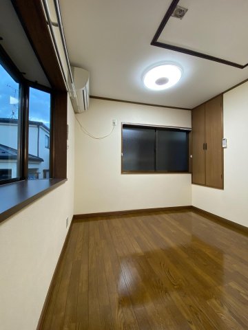 Lino新小岩 洋室１：おしゃれな出窓、二面窓で風通し良好