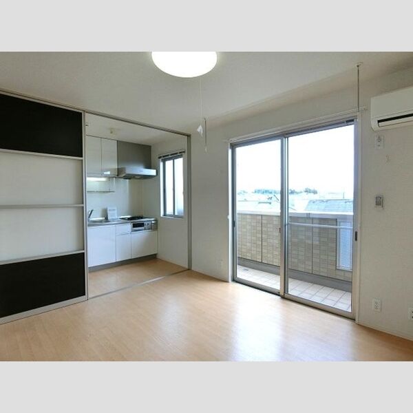 ベルソス高倉　B301号室 洋室、キッチン