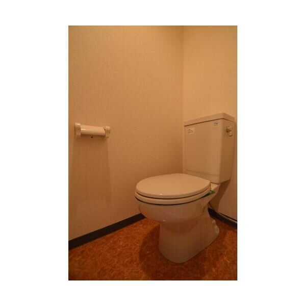 第20シグマビルディング関内301号室 トイレ