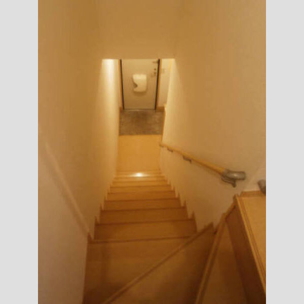 グランモア201号室 階段・玄関