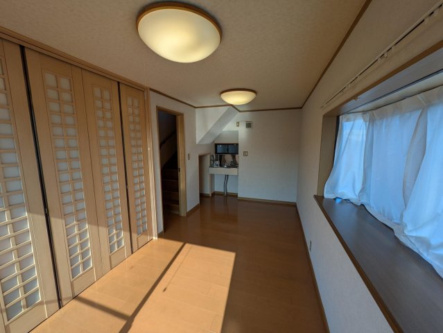 春風とひなたのパーチェ ２面窓、流し付きの３F居室。仕切りを畳んで拡張も可能