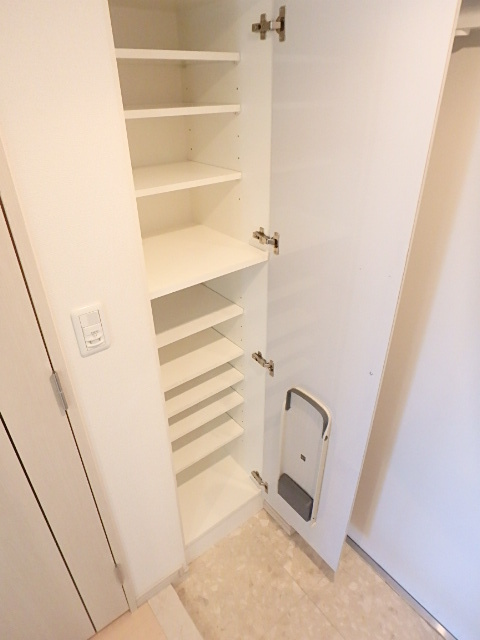 グランド・ガーラ横濱万世町9階 傘も収納できるシューズボックス