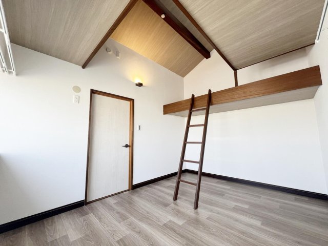 市川市ソフトモダンデザイナーズリノベ戸建 2階洋室1は1.5帖のロフト付です。