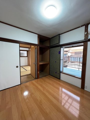 小手指南4丁目戸建 明るい２階洋室