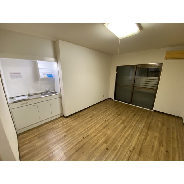 ランドフォレスト川崎浜町102号室 リビング