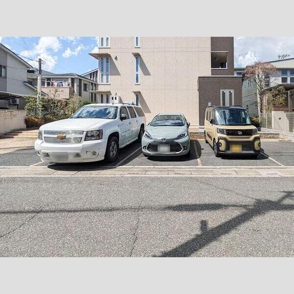 クレセント 駐車場