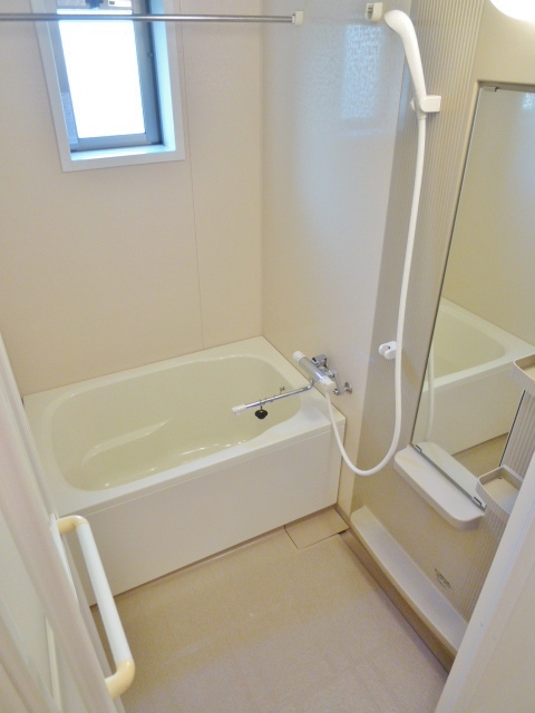 プレミア0104号室 窓付きのバスルーム。浴室乾燥機能付き