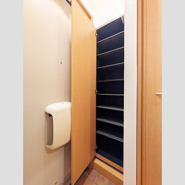 プリヴェール成城 105号室　玄関収納