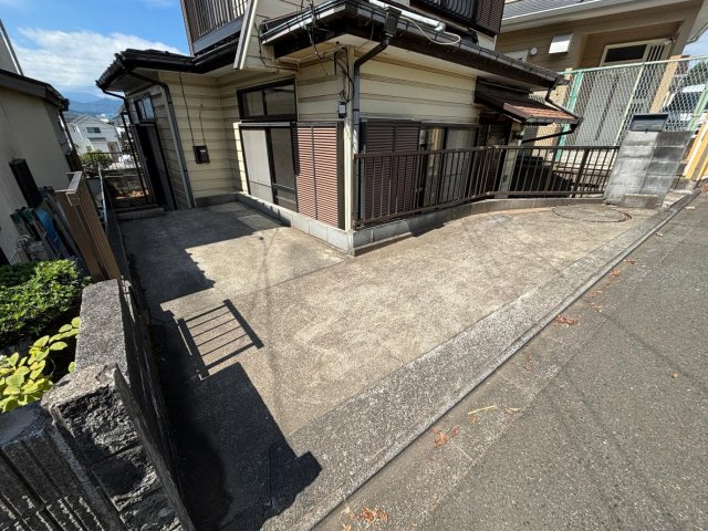 丘と日差しのペイサージュ 車が二台置けて、通勤にも買い物にも便利♪