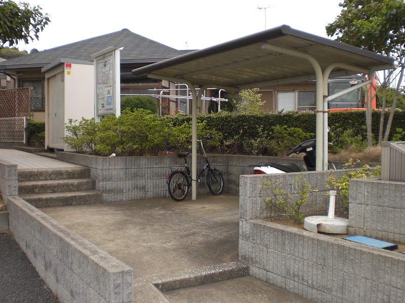 レオパレスいけだ101号室 屋根付き駐輪場