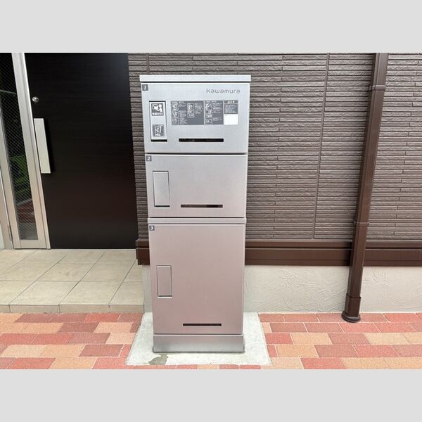 メゾンドール・カムイδ館303号室 宅配ボックス