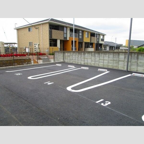 コモド201号室 駐車場