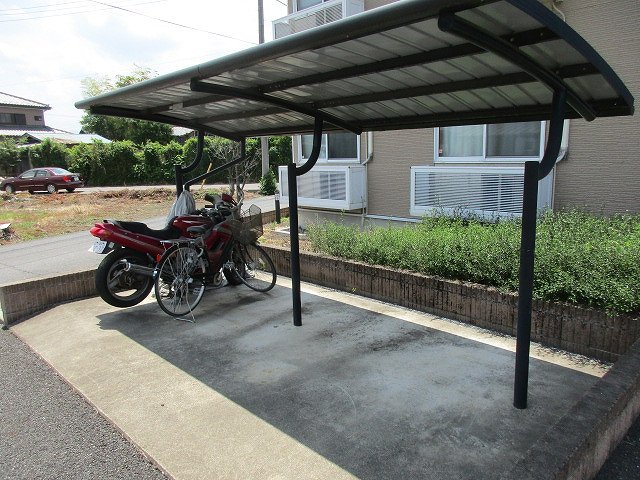 レオパレス丹荘105号室 屋根付き駐輪場