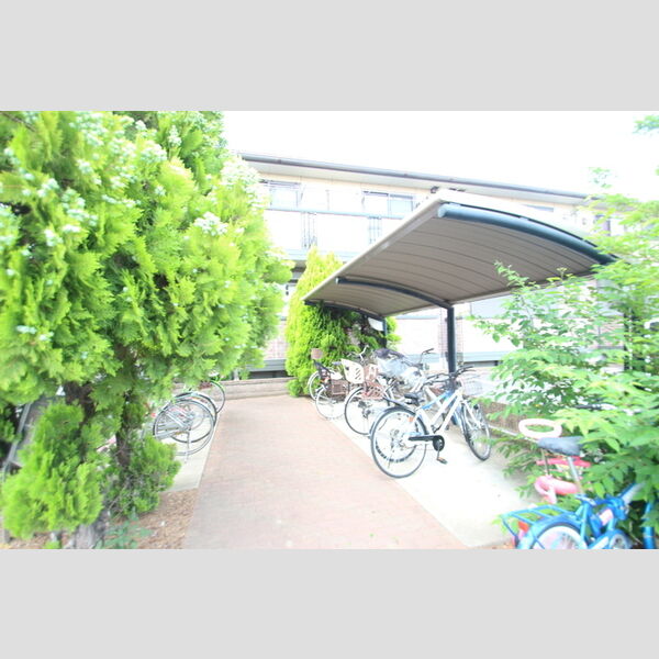 ロイヤルヒル East 屋根付きの駐輪場!