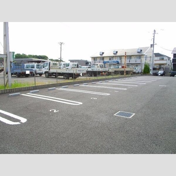 メゾンソレイユ 駐車場