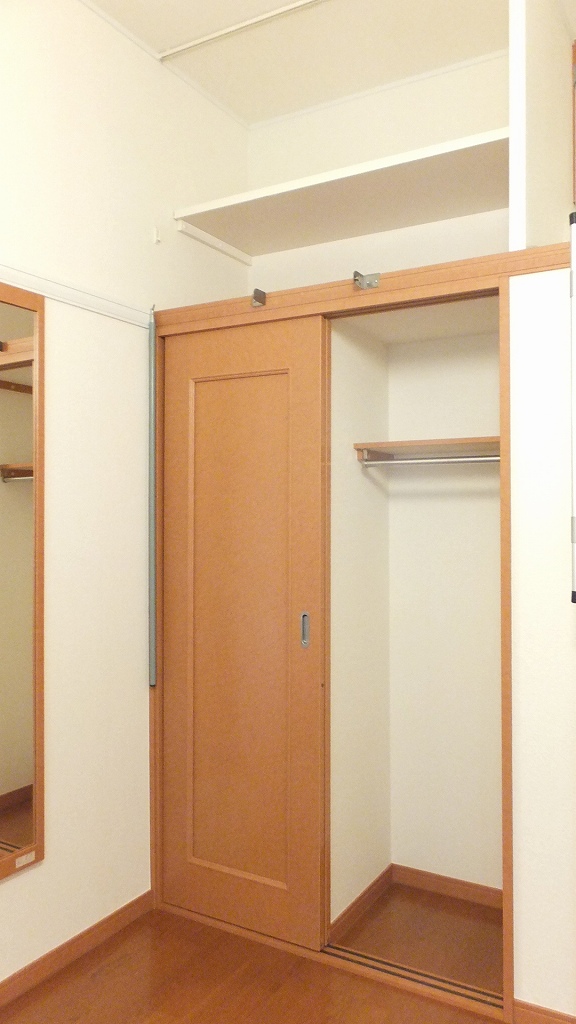 レオパレスバンビーナ クローゼット