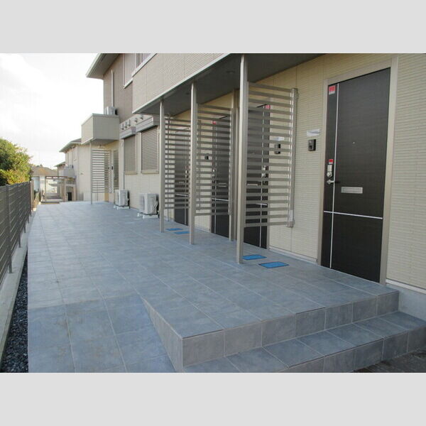 アクイール　C201号室 玄関前